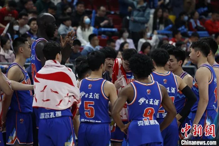 新疆男篮退出CBA联赛后首秀告负 球迷热情不减