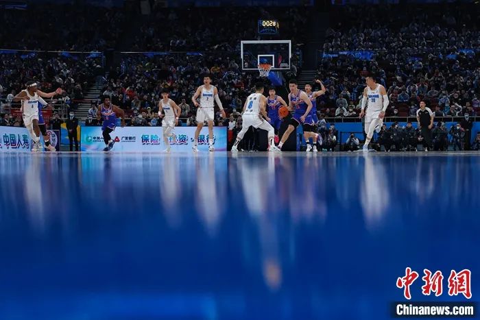 新疆男篮退出CBA联赛后首秀告负 球迷热情不减
