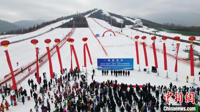 松鸣岩滑雪邀请赛点燃冰雪经济新动能