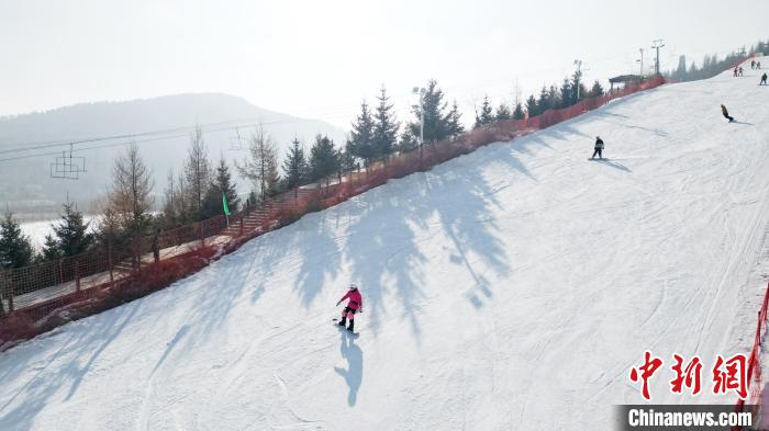 松鸣岩滑雪邀请赛点燃冰雪经济新动能