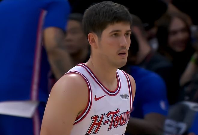 火箭力克雄鹿四连胜登顶西部第五，但申京伤退