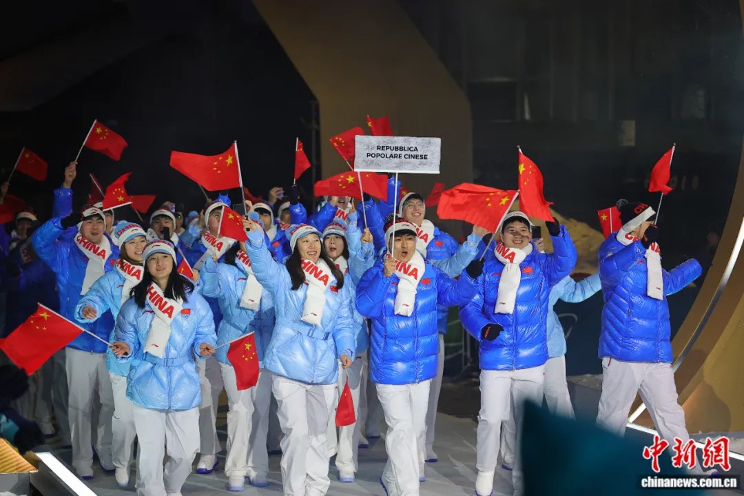 米兰冬奥开幕式中国代表团亮相 郎朗献唱引关注