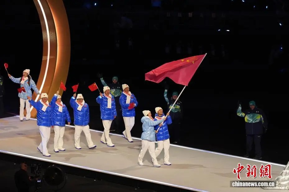 米兰冬奥开幕式中国代表团亮相 郎朗献唱引关注