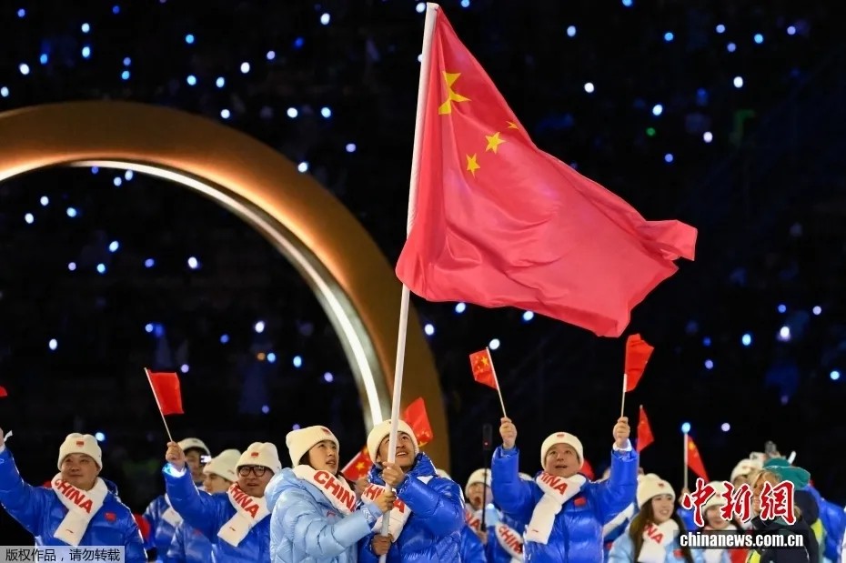 米兰冬奥开幕式中国代表团亮相 郎朗献唱引关注
