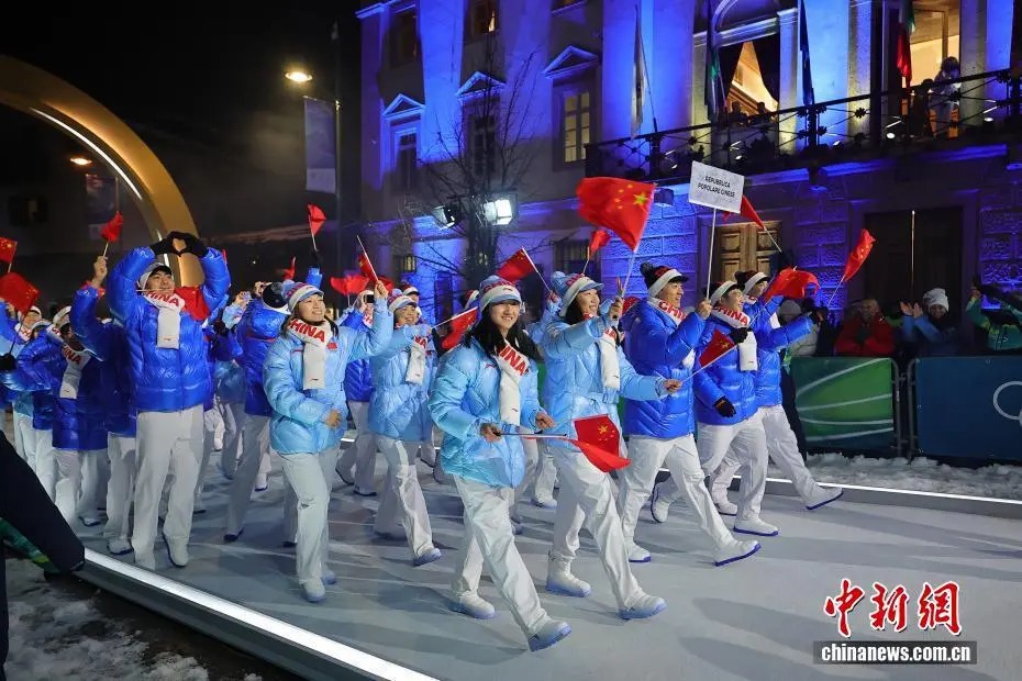 米兰冬奥开幕式中国代表团亮相 郎朗献唱引关注