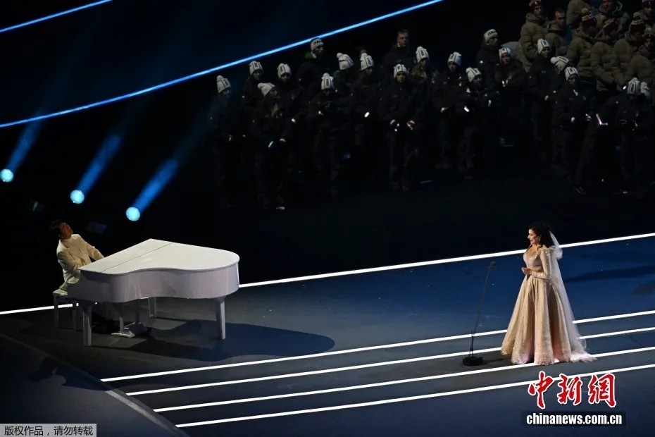 米兰冬奥开幕式中国代表团亮相 郎朗献唱引关注