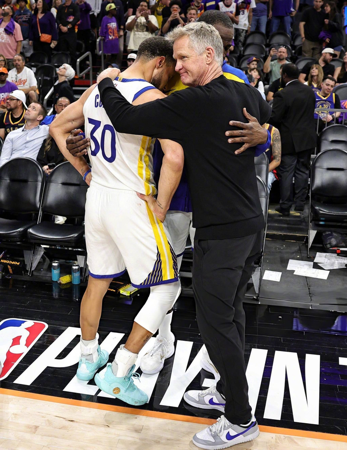 库里格林科尔拥抱告别赛场引热议