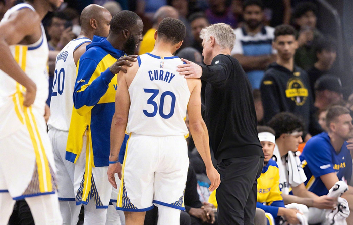 库里格林科尔拥抱告别赛场引热议